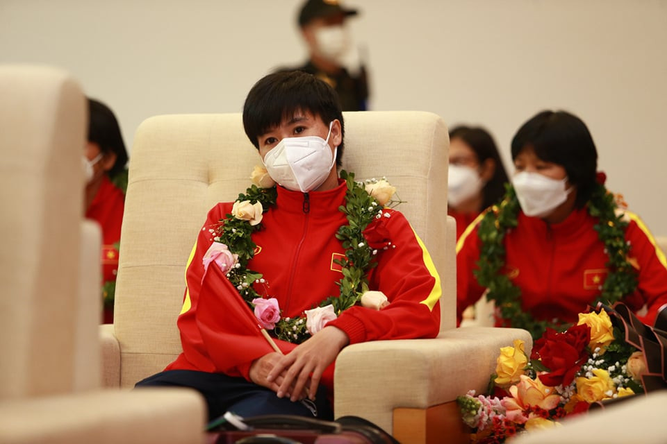 Trong buổi lễ đón tiếp diễn ra tại sảnh Vip A sân bay Quốc tế Nội Bài, thủ quân Huỳnh Như chia sẻ: "Tôi rất cảm động khi được đón tiếp thế này. Khi tham dự giải, chúng tôi có lúc tưởng như không thể mang niềm vui về cho mọi người. Nhưng cả đội hiểu hàng triệu người hâm mộ đang chờ tin vui ở quê nhà. Cuối cùng, chúng tôi đã thành công".