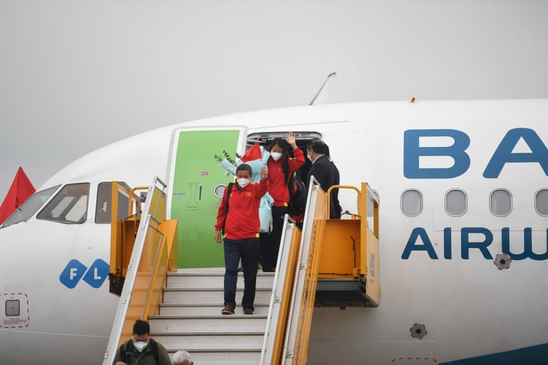 Sáng 10/2, chuyên cơ chở đội tuyển nữ Việt Nam hạ cánh xuống sân bay Nội Bài khoảng 9h35. Đại diện đoàn được tặng hoa, đón tiếp ngay từ chân máy bay.