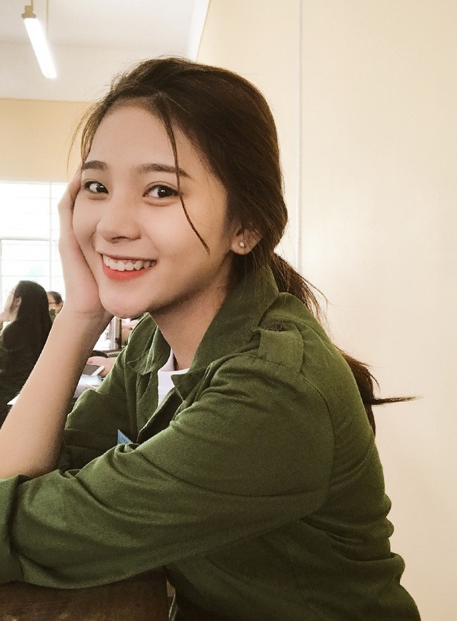 Sở hữu nụ cười cực tươi, góc nghiêng thần thánh và cả chiều cao lý tưởng 1m68, Minh Huyền dễ dàng "chiếm đoạt" trái tim của bất cứ chàng trai nào tiếp xúc với mình.