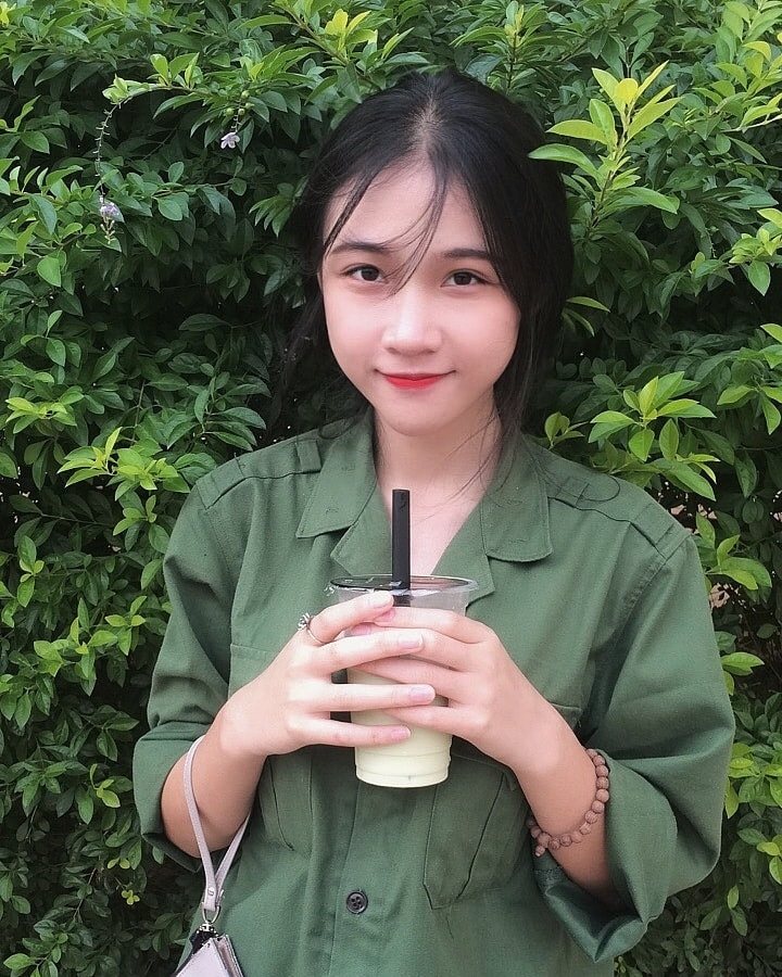 Sở hữu làn da trắng, nụ cười sáng và mái tóc đen hiền dịu, Quỳnh Mai được khá nhiều bạn bè yêu quý và cư dân mạng mong mỏi “xin info”.