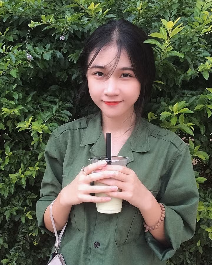 Sở hữu làn da trắng, nụ cười sáng và mái tóc đen hiền dịu, Quỳnh Mai được khá nhiều bạn bè yêu quý và cư dân mạng mong mỏi “xin info”.