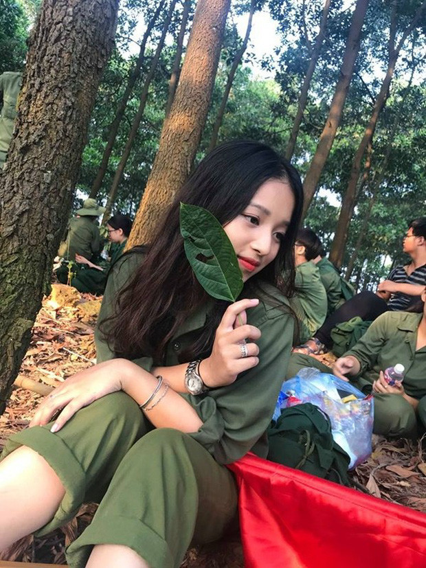 Đinh Kim Anh đến từ ĐH FPT cũng từng lọt vào tầm ngắm của cư dân mạng nhờ những bức ảnh được chụp trong lúc học quân sự.