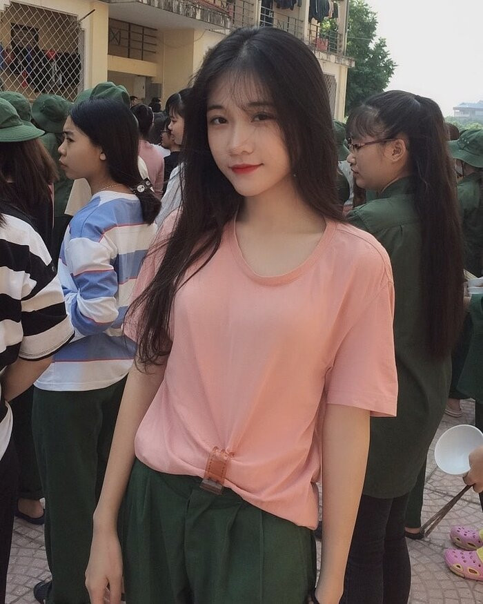 Sau khi nổi tiếng, nhiều người phát hiện ra Quỳnh Mai khá kín tiếng trên MXH. Chính điều này khiến họ lại càng tò mò về cuộc sống của cô bạn này nhiều hơn.