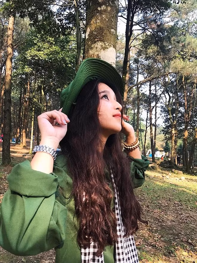 Kim Anh sở hữu gương mặt nhỏ nhắn rất dễ thương cùng chiếc mũi cao nổi bật. Cô bạn cũng là một nữ sinh cực kì tích cực với các hoạt động đoàn hội.