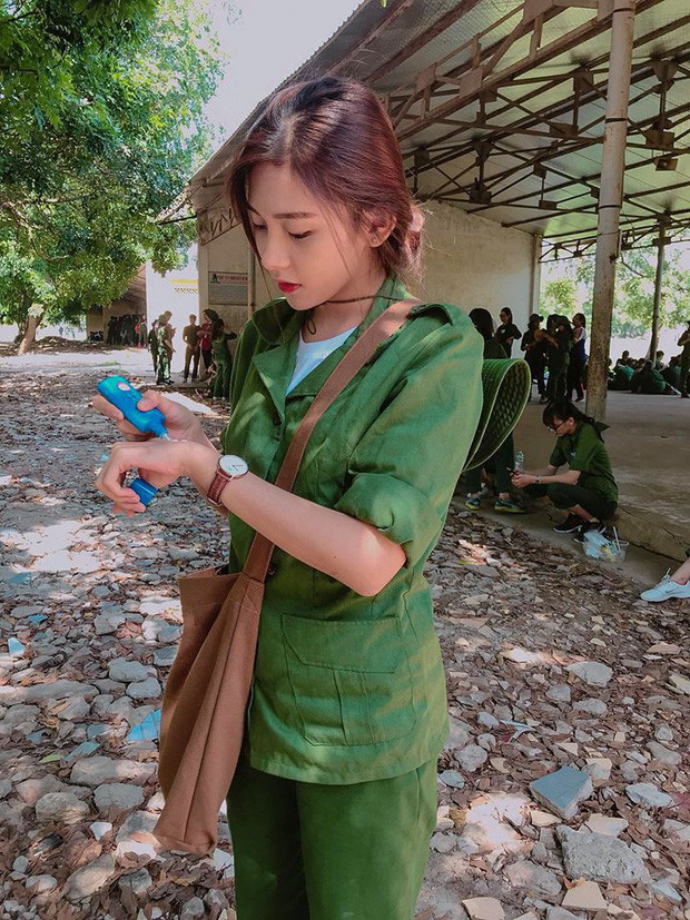 Nguyễn Thị Minh Tuyền là cô nàng hot girl từng nổi lên khi khoe bức ảnh bị chụp lén trong thời gian tập quân sự ở trường ĐH Kinh tế TP HCM.