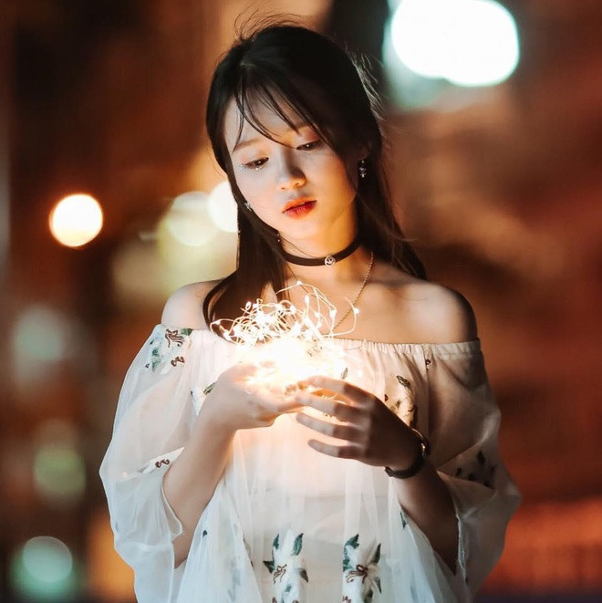 Dù chỉ mặc bộ đồ học quân sự giản dị, vẻ ngoài xinh xắn của Huyền Minh vẫn đủ “gây thương nhớ” cho nhiều người.