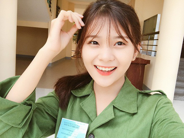 Cũng chính nhờ bức ảnh trong thời gian tập quân sự, Minh Huyền được dân mạng yêu mến đặt cho biệt danh “hot girl kem chống nắng” hay “hot girl quân sự”.