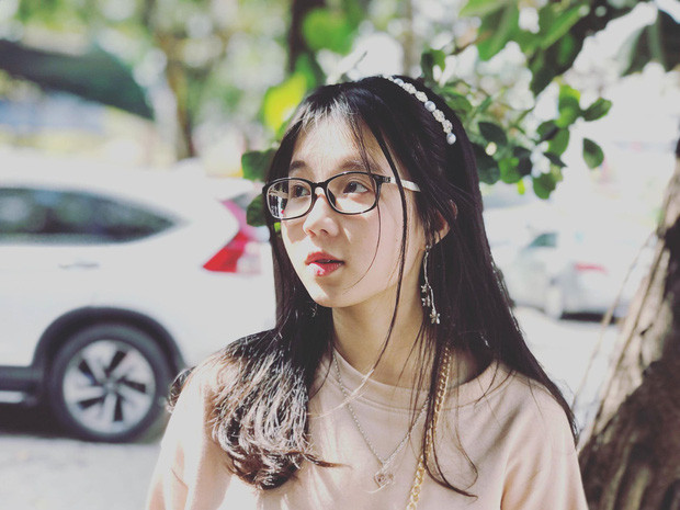 Trước khi trở thành sinh viên năm nhất tại Đại học Ngoại thương, Hà Nội, Minh Huyền từng tốt nghiệp trường THPT chuyên Lam Sơn, Thanh Hóa với nhiều thành tích học tập đáng nể.