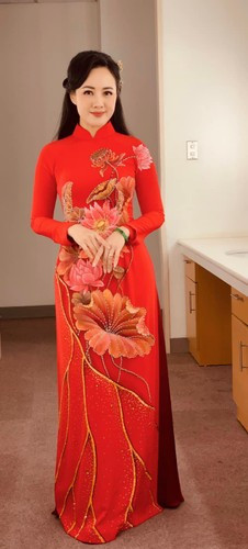 Đặc biệt dưới bài viết, nữ BTV xinh đẹp nhận được rất nhiều lời khen: "Cô cứ trẻ mãi vậy thôi", "Chị để kiểu nào em cũng thấy đẹp", "Nhưng vẫn tất xinh, BTV quốc dân", "Hàng chục triệu khán giả nhớ MC này",...