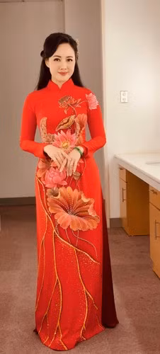 Đặc biệt dưới bài viết, nữ BTV xinh đẹp nhận được rất nhiều lời khen: "Cô cứ trẻ mãi vậy thôi", "Chị để kiểu nào em cũng thấy đẹp", "Nhưng vẫn tất xinh, BTV quốc dân", "Hàng chục triệu khán giả nhớ MC này",...