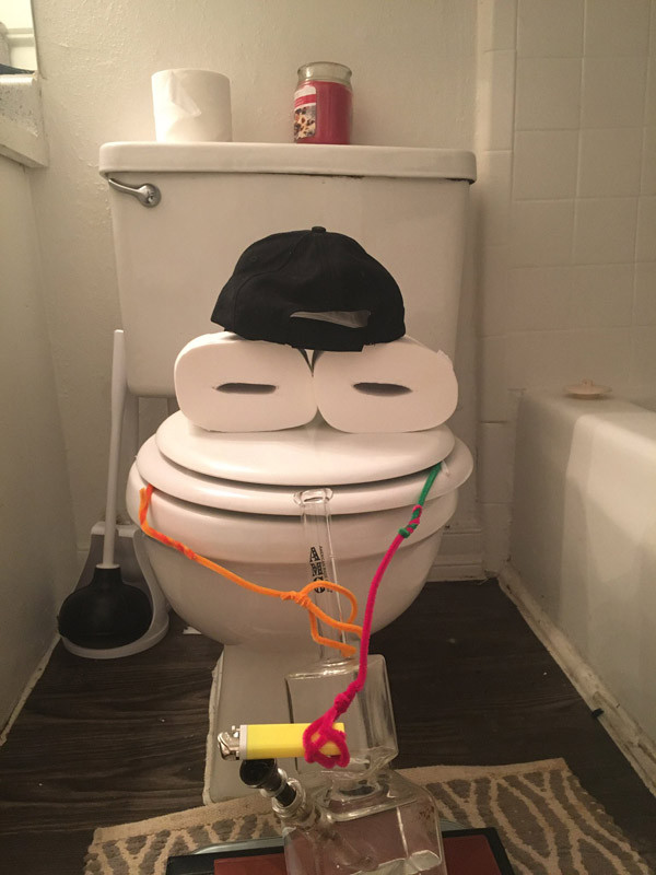 Mọi người hãy ở nhà theo khuyến cáo, chỉ ra ngoài khi thực sự cần thiết và tuân thủ các biện pháp cách ly tại nhà để chung tay đẩy lùi dịch bệnh nguy hiểm.