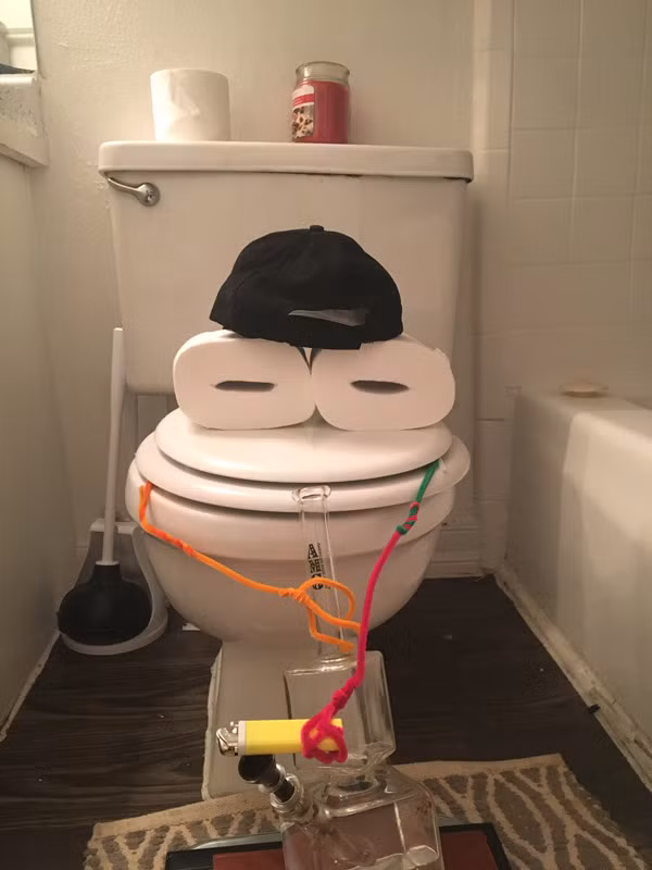 Mọi người hãy ở nhà theo khuyến cáo, chỉ ra ngoài khi thực sự cần thiết và tuân thủ các biện pháp cách ly tại nhà để chung tay đẩy lùi dịch bệnh nguy hiểm.