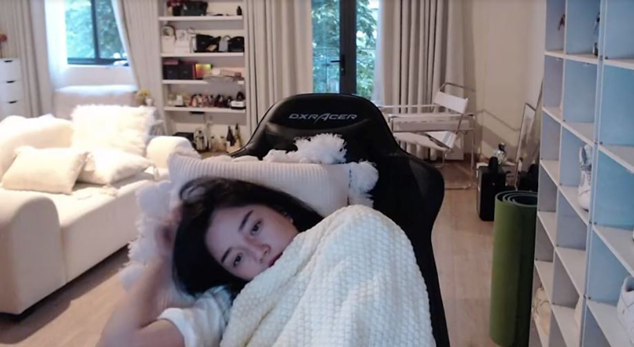 Nhiều khán giả còn tưởng rằng streamer Linh Ngọc Đàm chỉ nói đùa mà thôi, nhưng không ngờ cô nàng đã đi lấy chăn gối rồi kéo ghế ra ngủ thật.