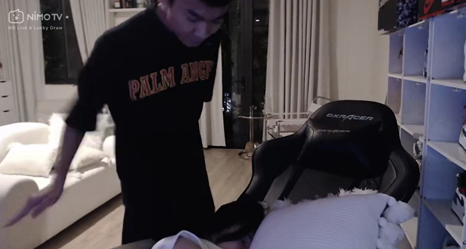 Sau đó, Linh Ngọc Đàm đã ngủ ngon lành trong khoảng gần một tiếng đồng hồ trước khi bị Quang Cuốn đánh thức.