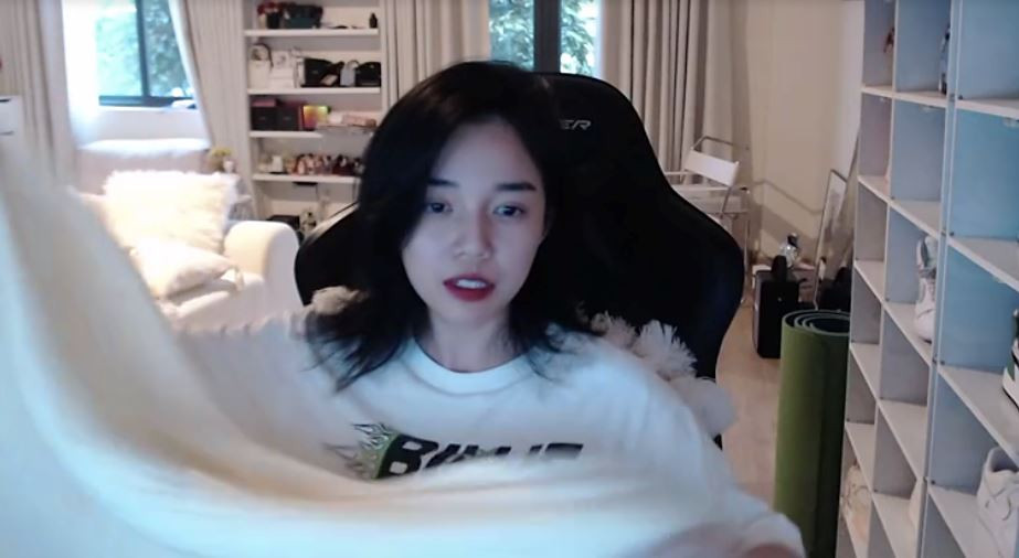 Mới đây, Linh Ngọc Đàm đã khiến người hâm mộ không khỏi bất ngờ khi bật camera livestream nhưng lại thông báo mình sẽ... đi ngủ.