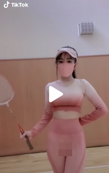 Bộ đồ trông khá kín đáo khi cả ống tay và ống chân đều dài, duy chỉ lộ một khoảng nhỏ ở vùng eo. Tuy nhiên, điểm khiến cô gái nhận chỉ trích nặng nề lại nằm ở "tam giác nhạy cảm".