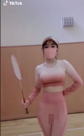 Không chỉ vậy, cuối đoạn video, cô nàng này còn giơ "ngón tay thối" lên.