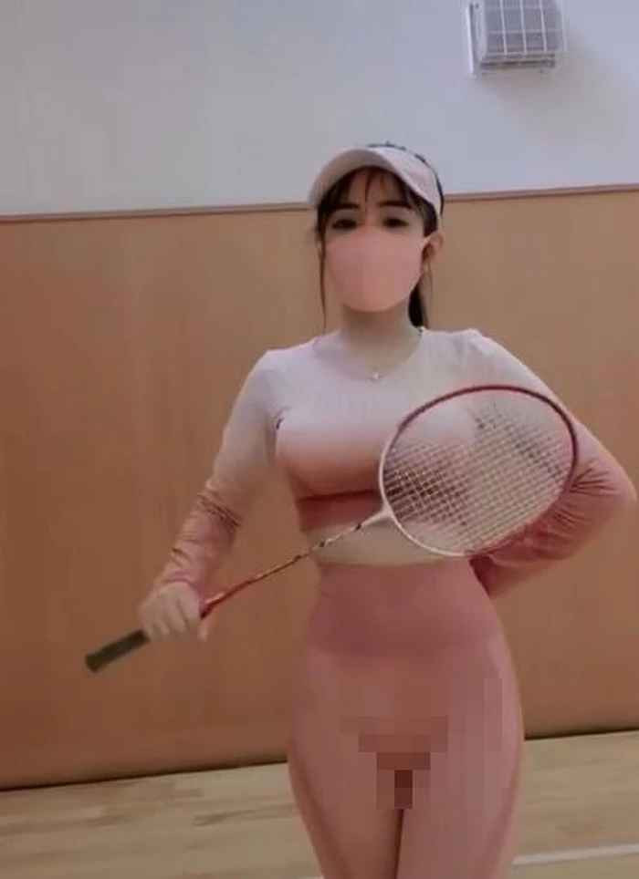 Đi cùng đoạn clip TikTok diện quần bó sát, cô gái có viết dòng caption với ngôn từ khá khiêu khích: "Nhìn gì mà nhìn, không chịu thả tim đi",