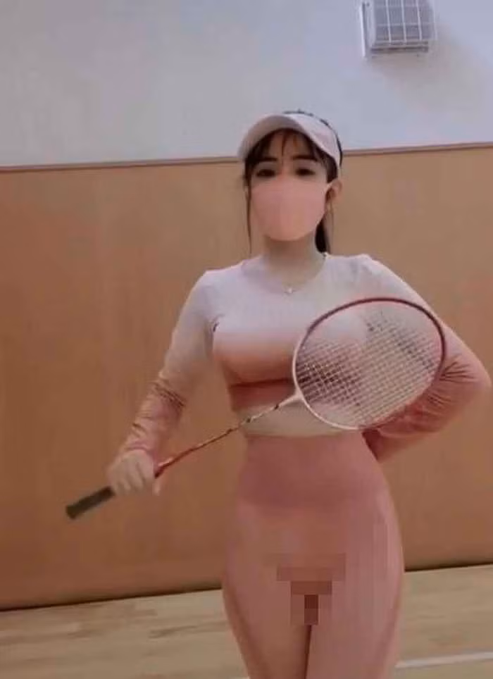 Đi cùng đoạn clip TikTok diện quần bó sát, cô gái có viết dòng caption với ngôn từ khá khiêu khích: "Nhìn gì mà nhìn, không chịu thả tim đi",