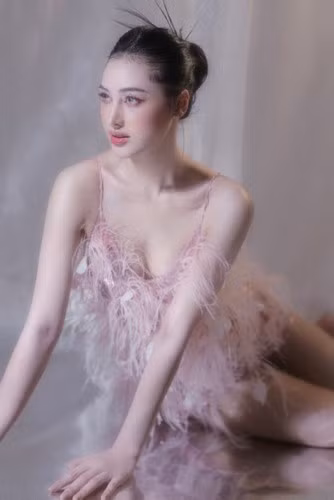 Phong cách thời trang đơn giản nhưng vẫn vô cùng tôn dáng của người đẹp sinh năm 1999.