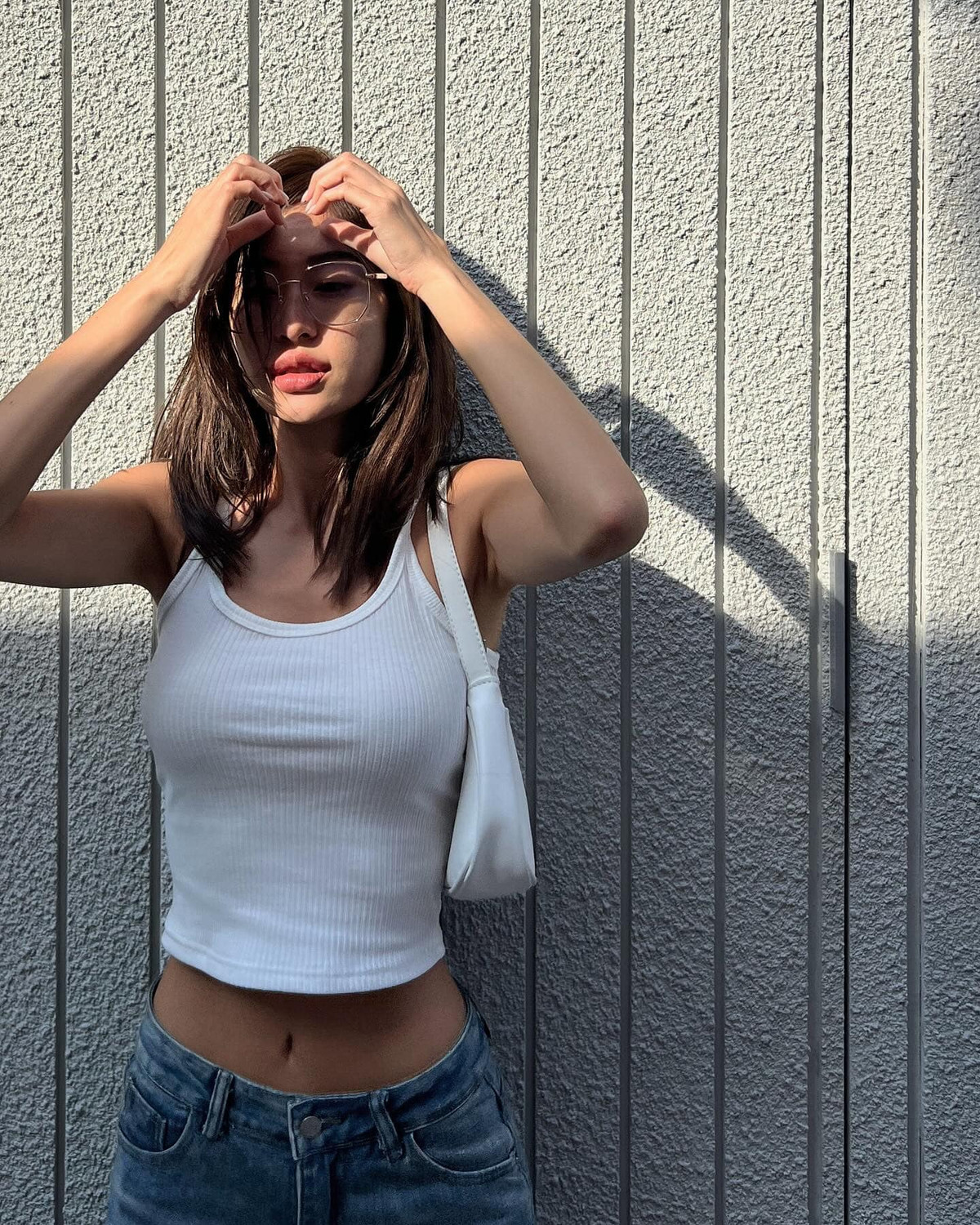 Gypsy Keerati chuộng những dáng áo hai dây, áo quây, áo croptop tôn eo thon, săn chắc.