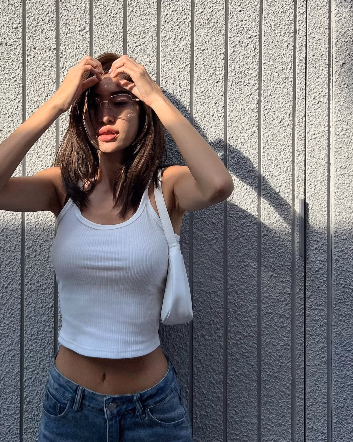 Gypsy Keerati chuộng những dáng áo hai dây, áo quây, áo croptop tôn eo thon, săn chắc.