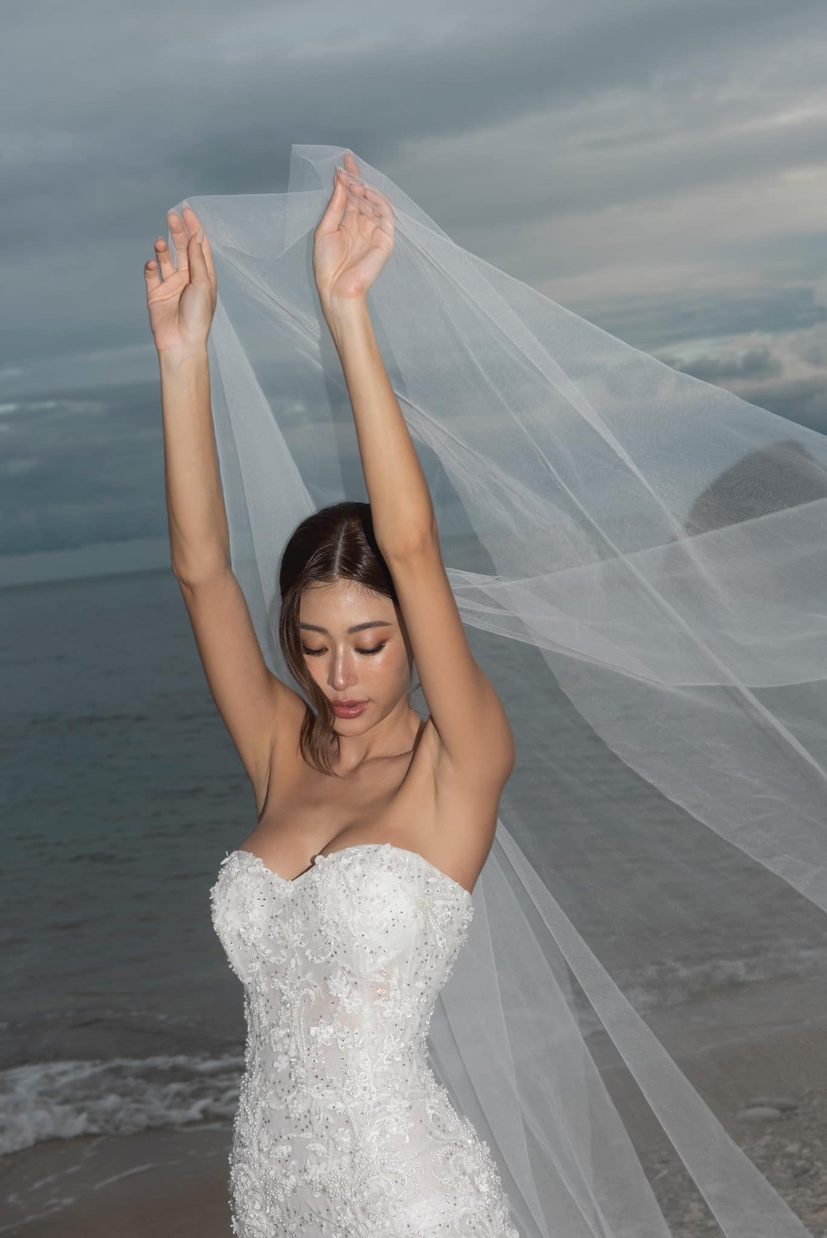 Từng có thời điểm Gypsy Keerati vấp phải nhiều ý kiến trái chiều từ người hâm mộ vì gu thời trang phóng khoáng. Cô cũng không ngại thừa nhận từng phẫu thuật thẩm mỹ nâng ngực và sửa môi để trông quyến rũ hơn.