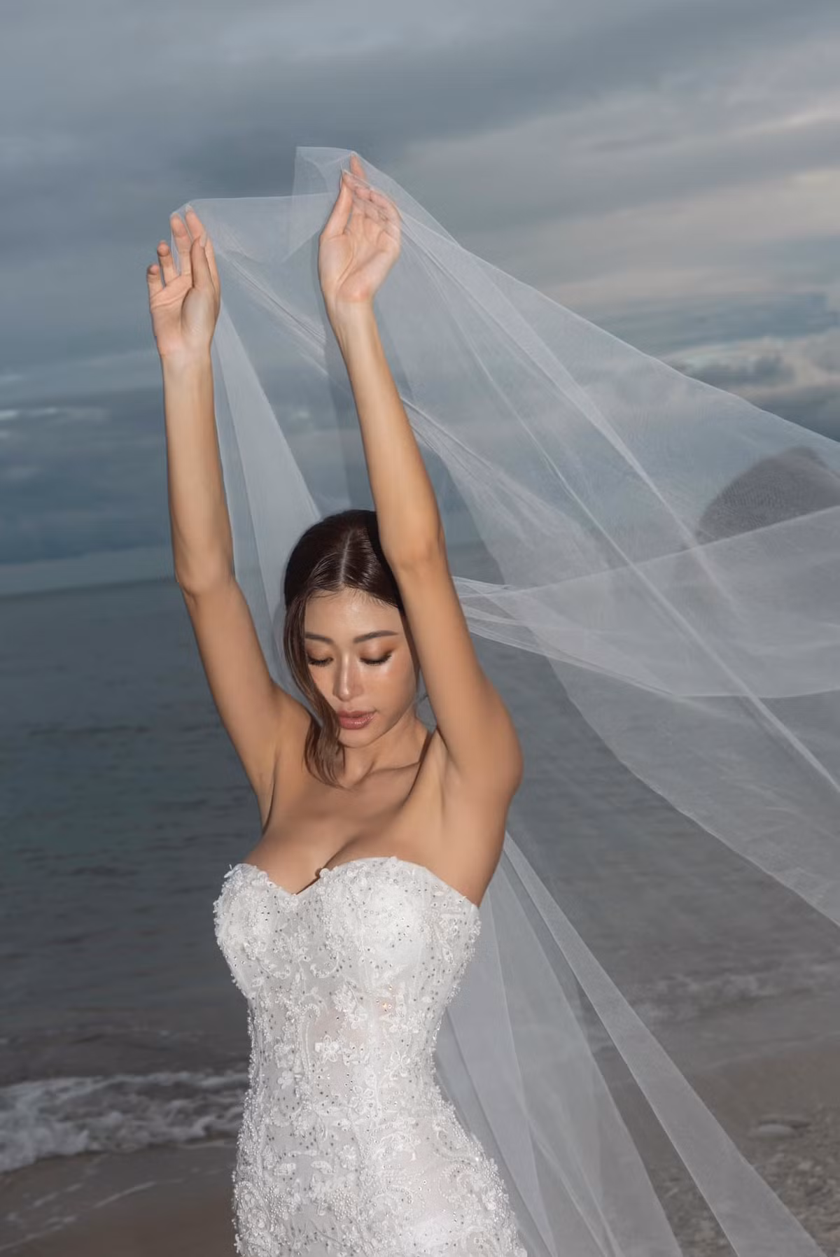 Từng có thời điểm Gypsy Keerati vấp phải nhiều ý kiến trái chiều từ người hâm mộ vì gu thời trang phóng khoáng. Cô cũng không ngại thừa nhận từng phẫu thuật thẩm mỹ nâng ngực và sửa môi để trông quyến rũ hơn.