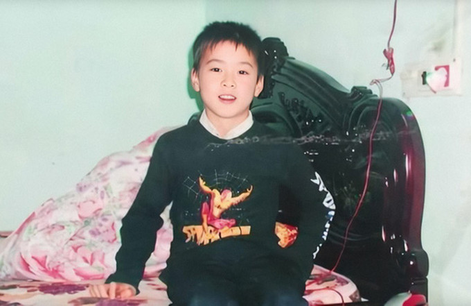 Cầu thủ đội tuyển Việt Nam tiếp theo bị dân mạng đào mộ ảnh thời "trẻ trâu" chắc hẳn nhiều người sẽ nhận ra Duy Mạnh với da trắng, môi đỏ.