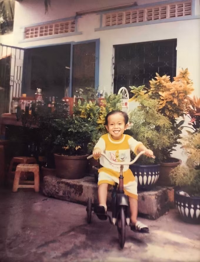  Cầu thủ Việt Nam tiếp theo bị dân mạng đào mộ ảnh ngày xưa đó là Nguyễn Phong Hồng Duy.