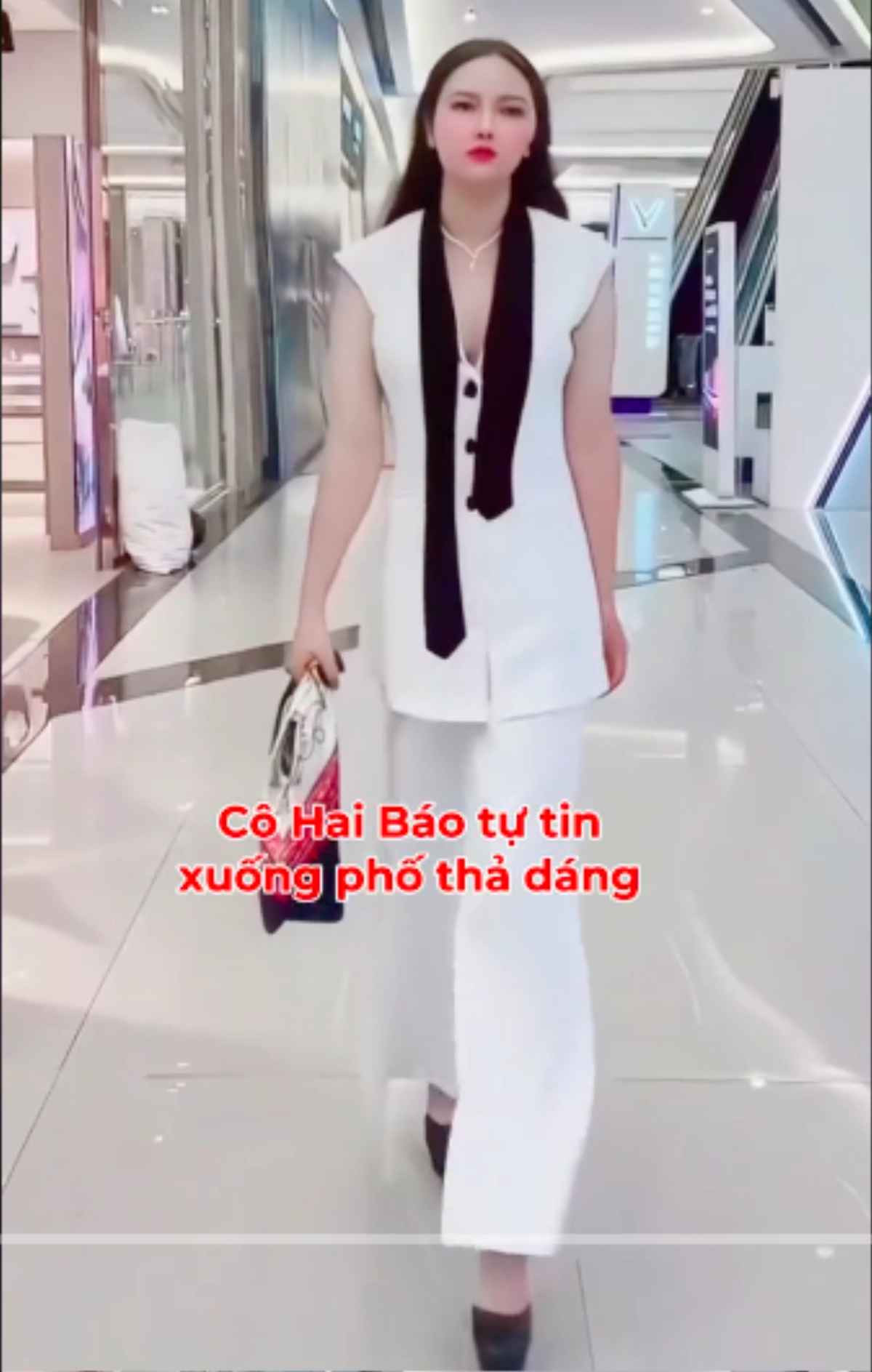 Không những vậy, thay vì phối những bộ trang phục không ăn nhập với nhau, giờ đây, Ngọc Linh đã biết cách chọn cho mình những bộ váy tôn lên vóc dáng thon gọn.