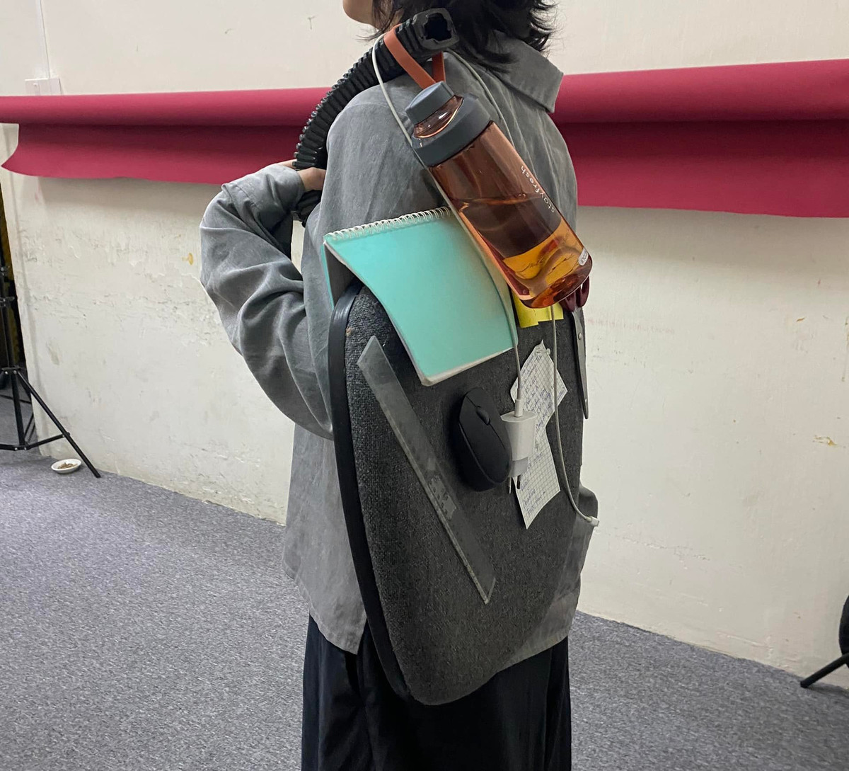 Mới đây, trào lưu này được cán bộ, nhân viên di tích Nhà tù Hỏa Lò bắt trend khiến cư dân mạng thích thú.