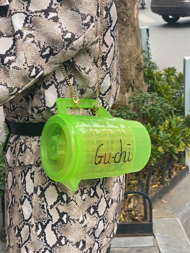 Hàng loạt chiếc túi độc đáo ra đời, chứng minh cho việc khi người lớn bắt trend thì cũng chẳng thua kém thế hệ Gen Z là bao.