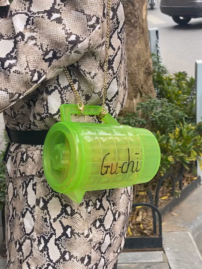 Hàng loạt chiếc túi độc đáo ra đời, chứng minh cho việc khi người lớn bắt trend thì cũng chẳng thua kém thế hệ Gen Z là bao.