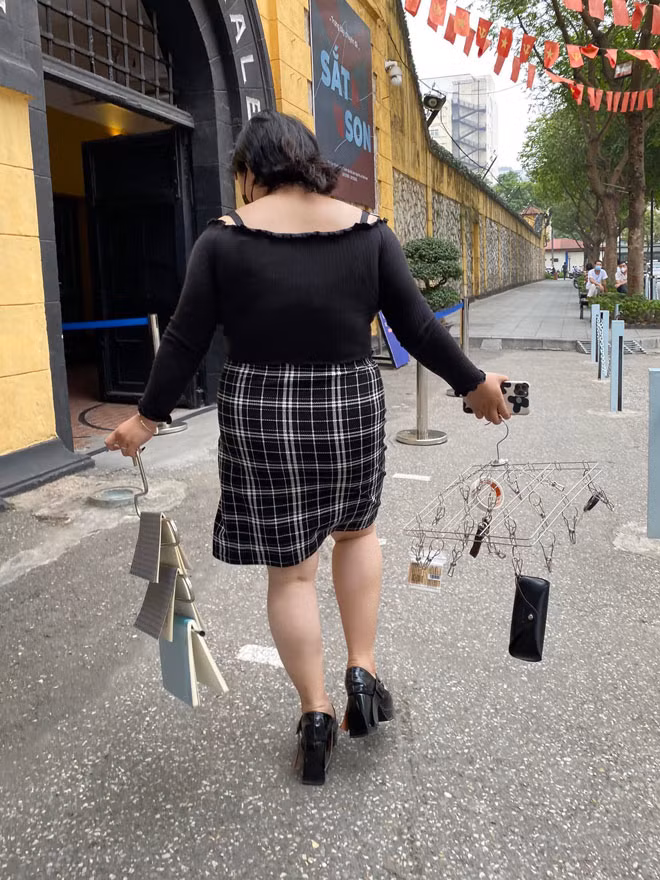 Với thông điệp "Hoalo's no backpack day - Hôm nay chúng tôi đi làm không mang túi, chỉ mang niềm vui", trào lưu đã nhanh chóng thu hút sự chú ý lớn của cư dân mạng.