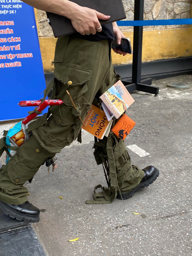 Từ đây mà hàng loạt những chiếc túi xách limidted có kiểu dáng độc lạ ra đời. Từ hộp bánh, thùng mì tôm, quả dưa hấu, giỏ hoa,... đến những chiếc bao cũng được tận dụng để thay thế.