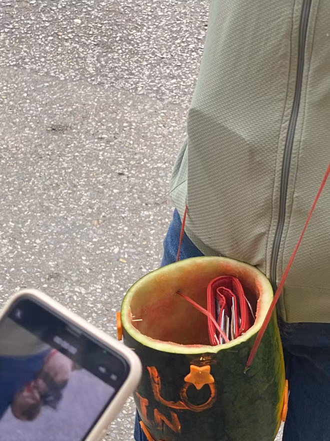 "Đu trend" theo phương châm "Nhà có gì tận dụng nấy" mà thần thái đỉnh cao.