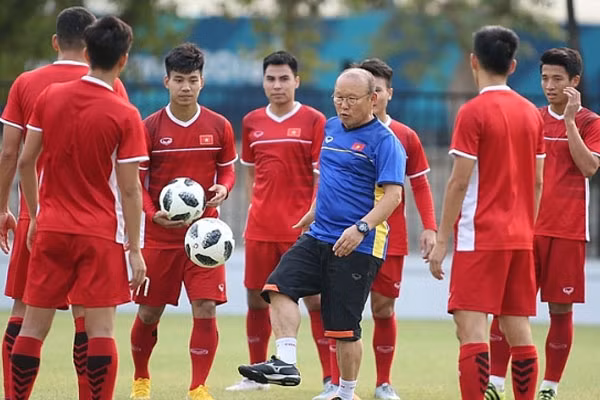 HLV Park Hang Seo rõ ràng rất cần đội tuyển Việt Nam chơi tốt tại vòng sơ loại thứ 3 World Cup, hay ít nhất thể hiện được bộ mặt khả quan nên việc dùng nhóm cầu thủ quen thuộc là đương nhiên.
