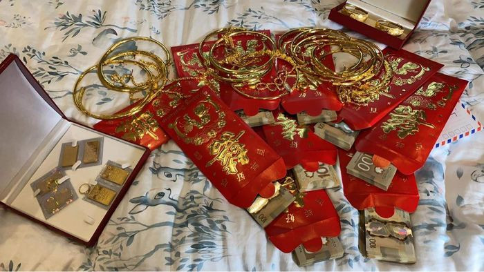 Theo lời của MC phát biểu trước đám cưới, để con cái có cuộc sống sung sướng, thoải mái hơn, bố mẹ cô dâu không ngại chi tiền lớn cho từ nhà tới công ty…