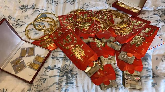 Theo lời của MC phát biểu trước đám cưới, để con cái có cuộc sống sung sướng, thoải mái hơn, bố mẹ cô dâu không ngại chi tiền lớn cho từ nhà tới công ty…