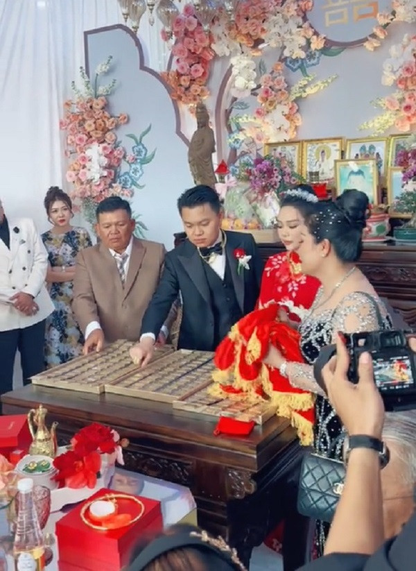 Bất cứ khó khăn, thử thách gì bố mẹ sẽ đều giúp con giải quyết. Nhận được món quà của người cha, cô gái đã xúc động không giấu nổi những giọt nước mắt.