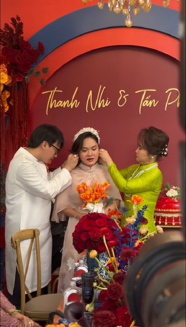 Trước đó mạng xã hội cũng rần rần chia sẻ một đám cưới khủng khác tại Bạc Liêu. Cụ thể, cô dâu trong đám cưới cô dâu được trao của hồi môn lên tới 600 tỷ đồng.