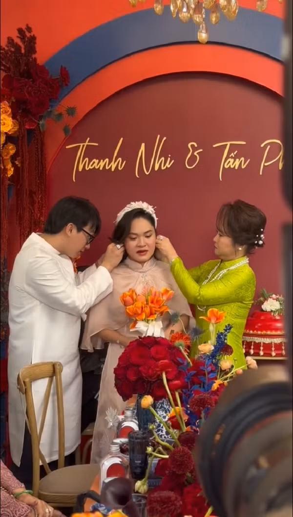 Trước đó mạng xã hội cũng rần rần chia sẻ một đám cưới khủng khác tại Bạc Liêu. Cụ thể, cô dâu trong đám cưới cô dâu được trao của hồi môn lên tới 600 tỷ đồng.