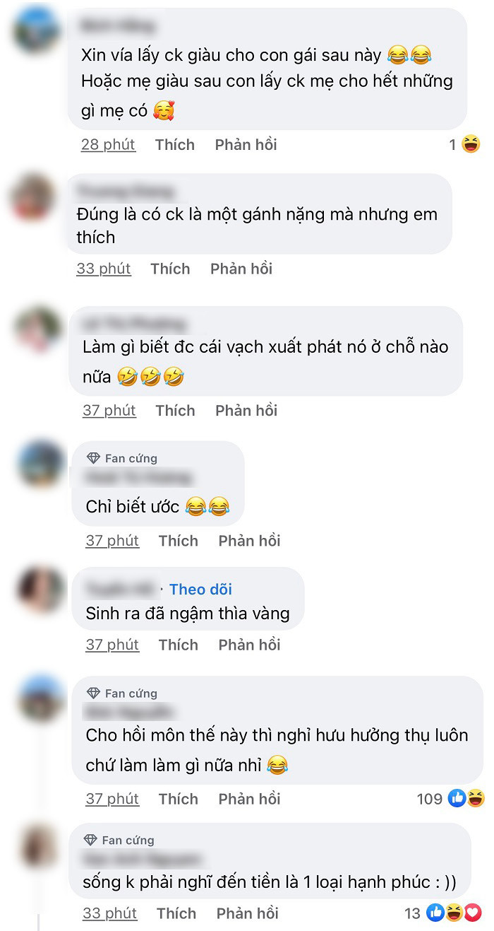 Theo đó, nhà trai trao cho cặp vợ chồng trẻ lên tới 200 cây vàng. Tính sương sương số tài sản mà cặp đôi này nhận được sau đám cưới ít nhất cũng lên tới hàng trăm tỷ đồng.