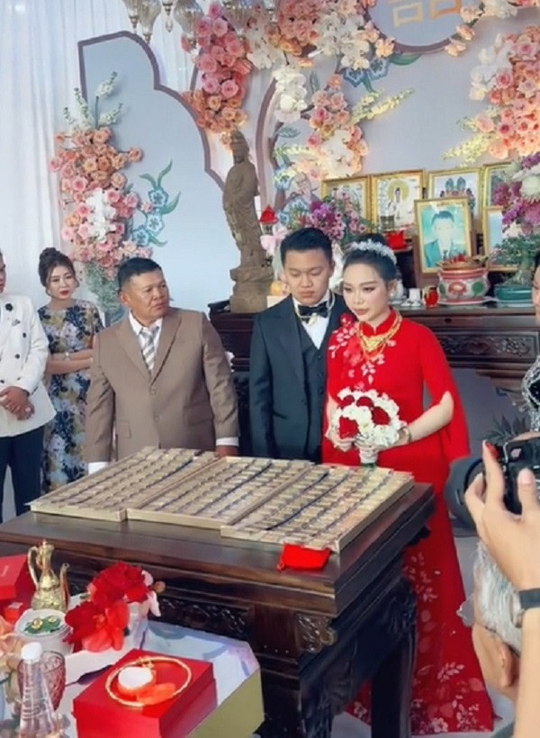 Bên cạnh gia đình cô dâu, nhà trai cũng có màn trao quà cưới hết sức ấn tượng. Mẹ chú rể đã cầm nguyên loạt khay vàng lên trao cho các con.