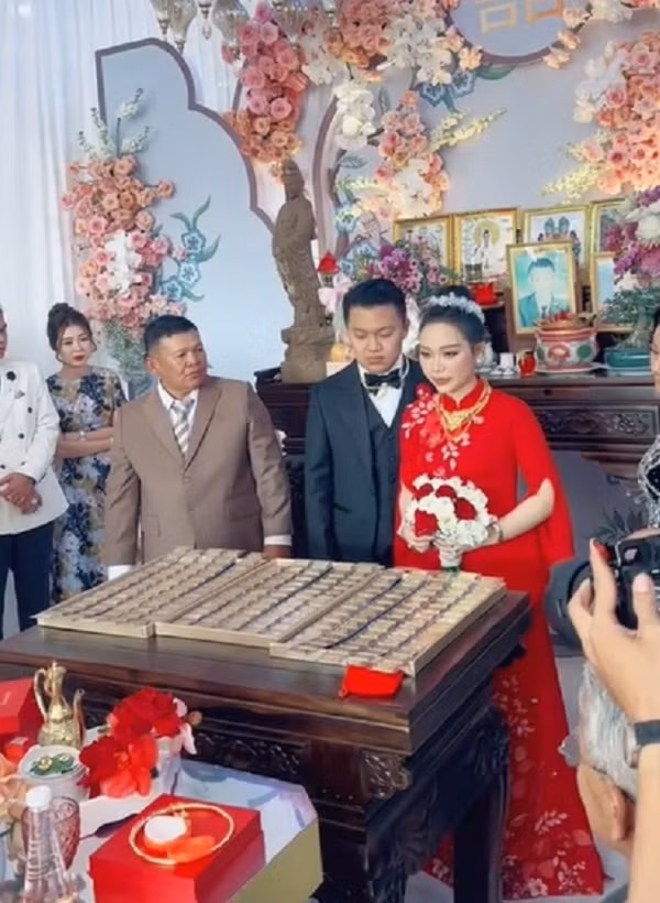 Bên cạnh gia đình cô dâu, nhà trai cũng có màn trao quà cưới hết sức ấn tượng. Mẹ chú rể đã cầm nguyên loạt khay vàng lên trao cho các con.