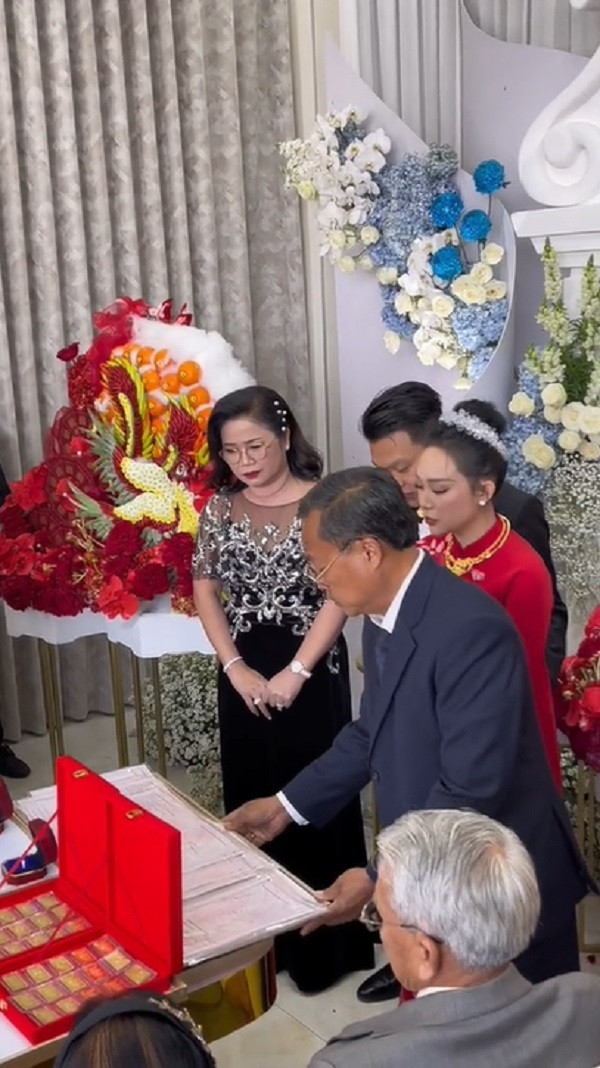 Không chỉ vậy người cha còn trao quyền điều hành và 50% cổ phần công ty cho con. Ông cũng khẳng định món quà đặc biệt nhất chính là cha và mẹ lúc nào cũng đồng hành cùng con.