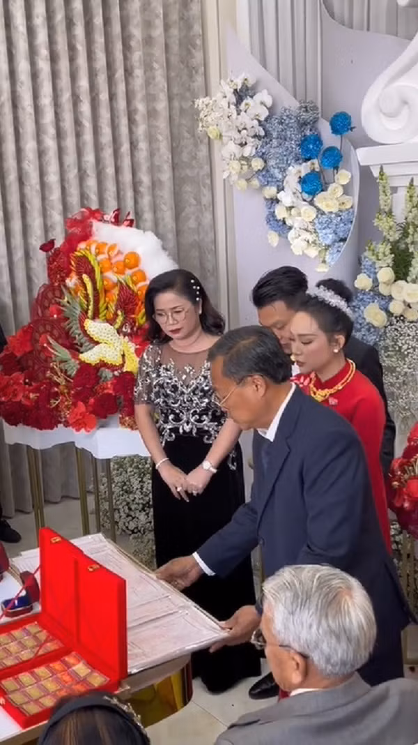 Không chỉ vậy người cha còn trao quyền điều hành và 50% cổ phần công ty cho con. Ông cũng khẳng định món quà đặc biệt nhất chính là cha và mẹ lúc nào cũng đồng hành cùng con.