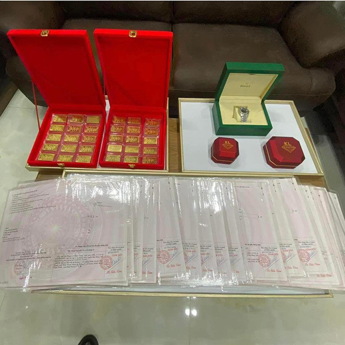 Đầu tiên là gia đình nhà gái, cô dâu được bố mẹ trao sương sương 1 chiếc nhẫn kim cương 9 ly 8, một chiếc vòng kim cương 8 ly 6, 1 chiếc đồng hồ rolex cho chú rể, 30 cây vàng, 30 sổ đỏ và hàng loạt phần quà giá trị khác.