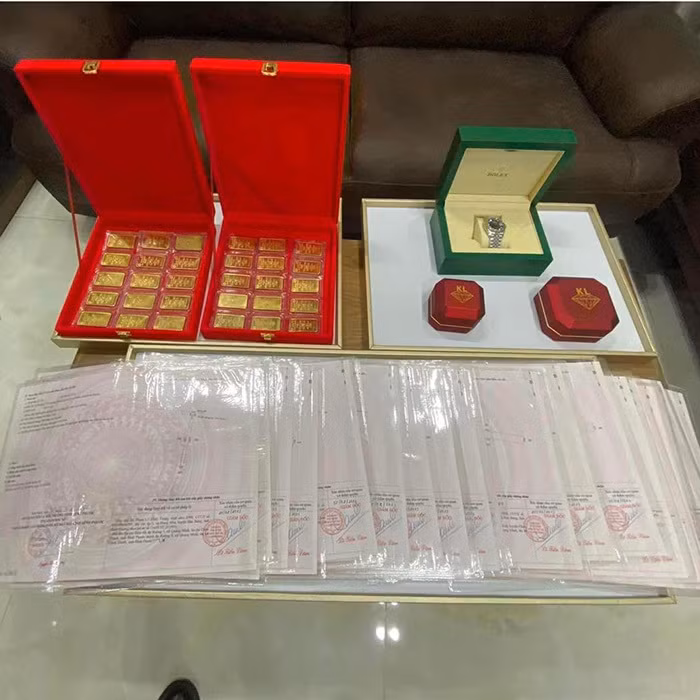 Đầu tiên là gia đình nhà gái, cô dâu được bố mẹ trao sương sương 1 chiếc nhẫn kim cương 9 ly 8, một chiếc vòng kim cương 8 ly 6, 1 chiếc đồng hồ rolex cho chú rể, 30 cây vàng, 30 sổ đỏ và hàng loạt phần quà giá trị khác.